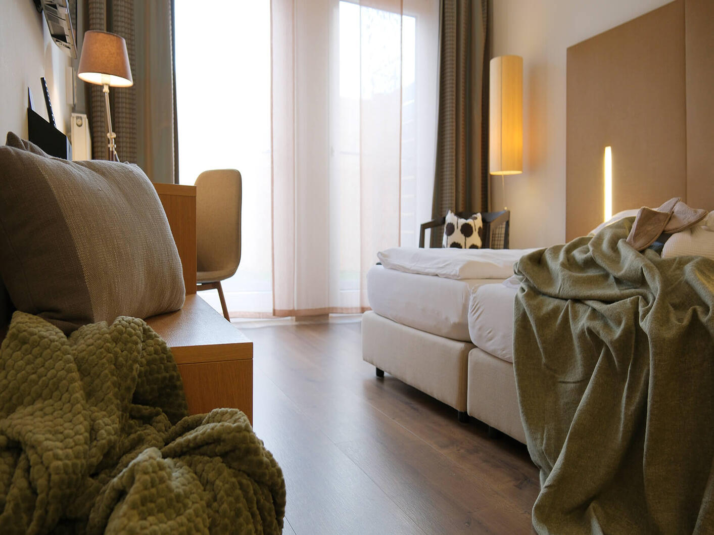 Helles Doppelzimmer mit Sitzbereich, Gartenterrasse und offenem Raumgefühl