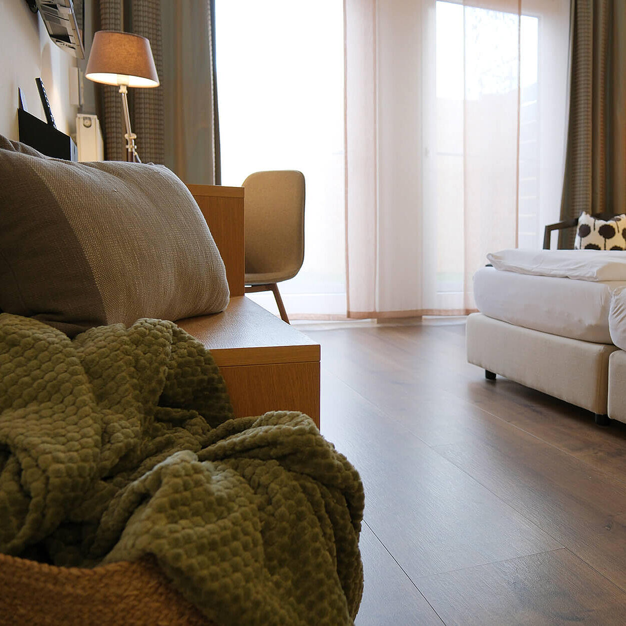 Helles Doppelzimmer mit Sitzbereich, Gartenterrasse und offenem Raumgefühl