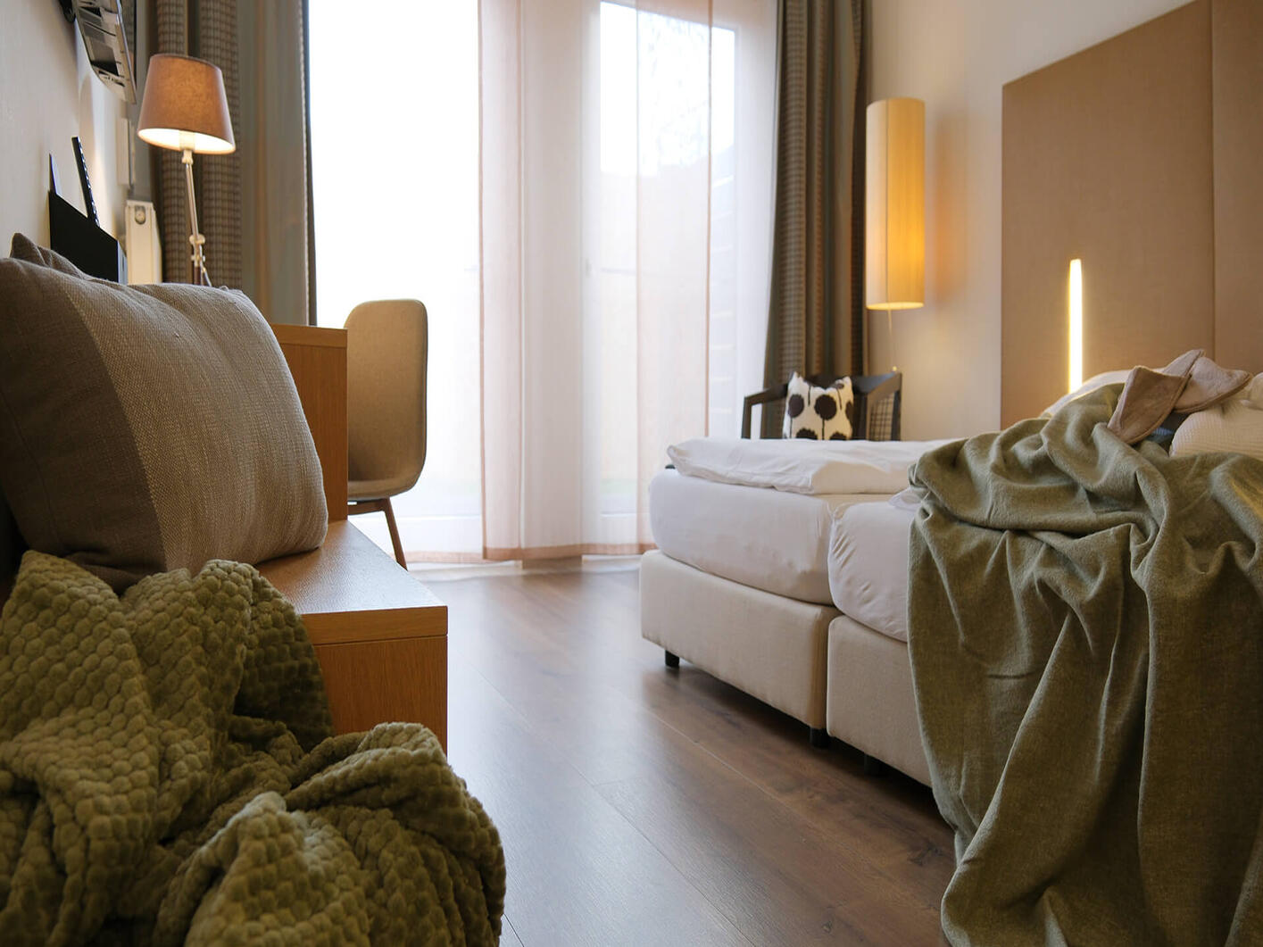 Helles Doppelzimmer mit Sitzbereich, Gartenterrasse und offenem Raumgefühl