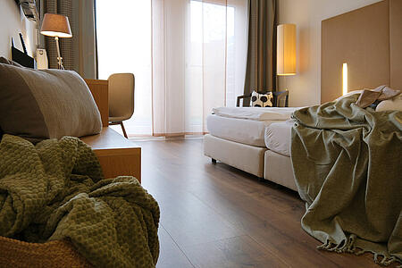 Helles Doppelzimmer mit Sitzbereich, Gartenterrasse und offenem Raumgefühl