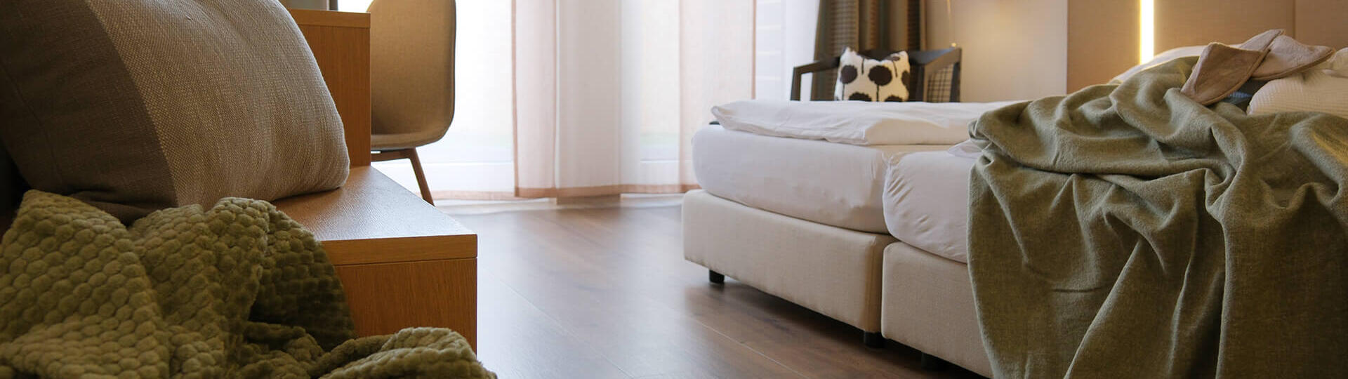 Helles Doppelzimmer mit Sitzbereich, Gartenterrasse und offenem Raumgefühl