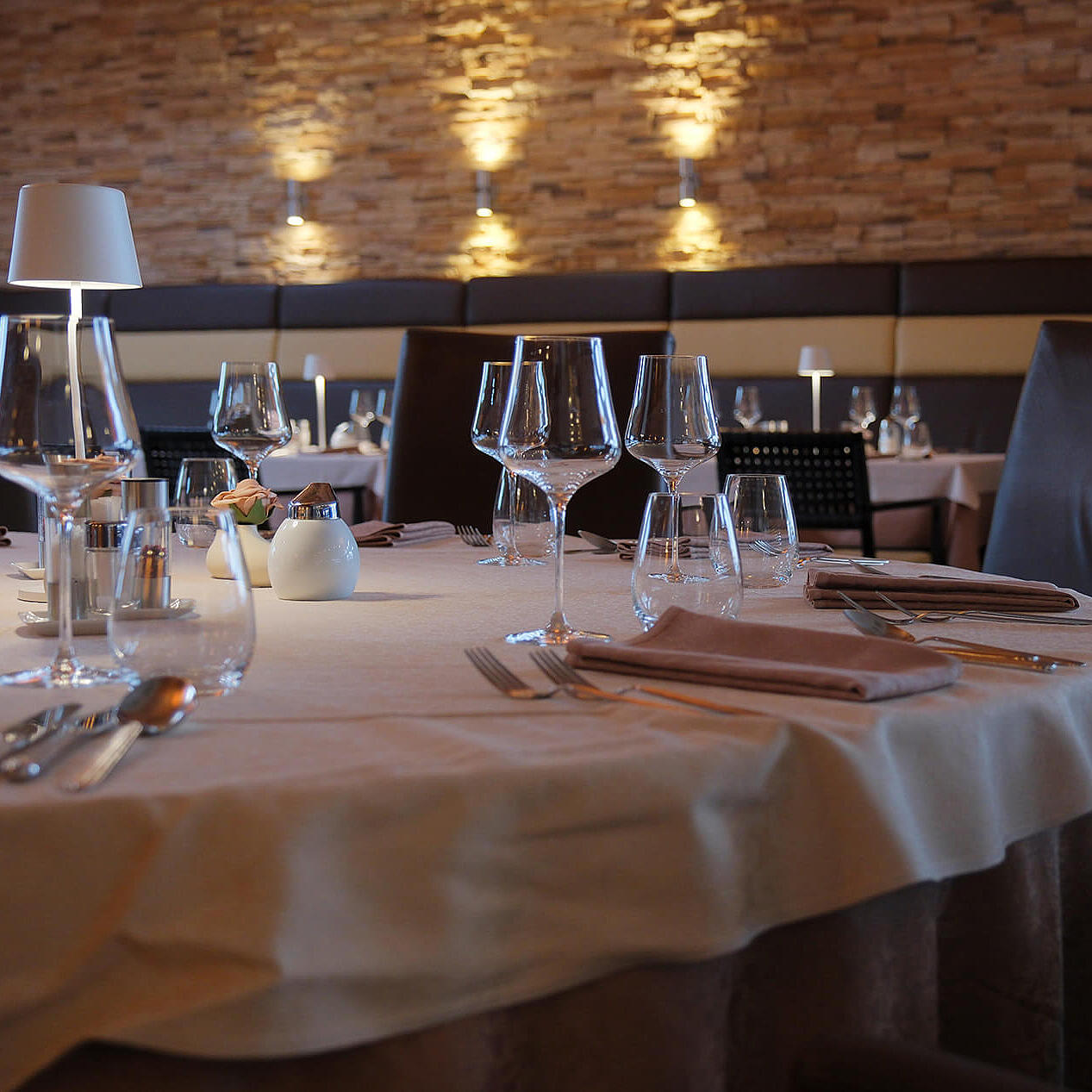 Runder Tisch im Restaurant mit Kamin im Hintergrund