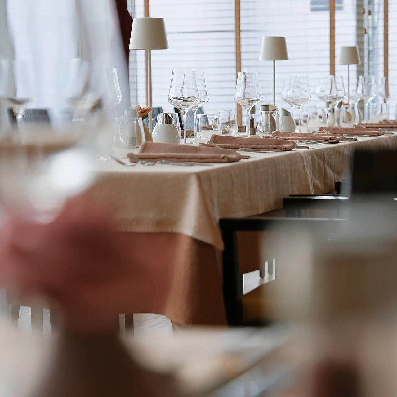 Restaurant mit gedeckten Tischen und ruhiger Atmosphäre.