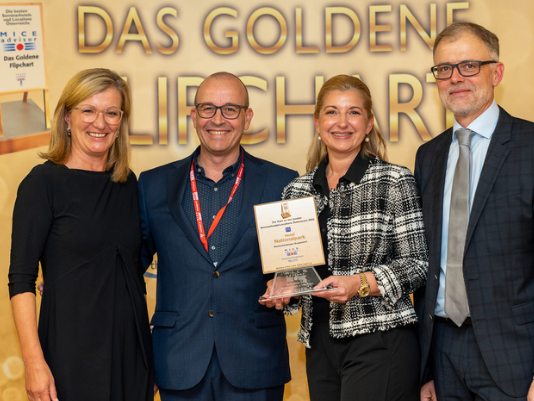 Gruppenfoto von Personen bei der Auszeichnung Goldenes Flipchart