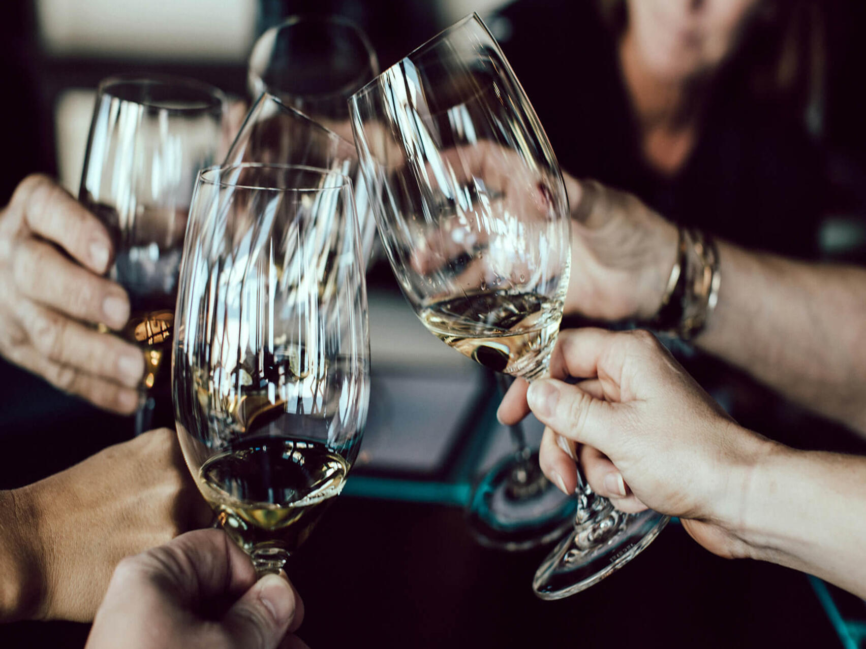Anstoßen mit Weingläsern