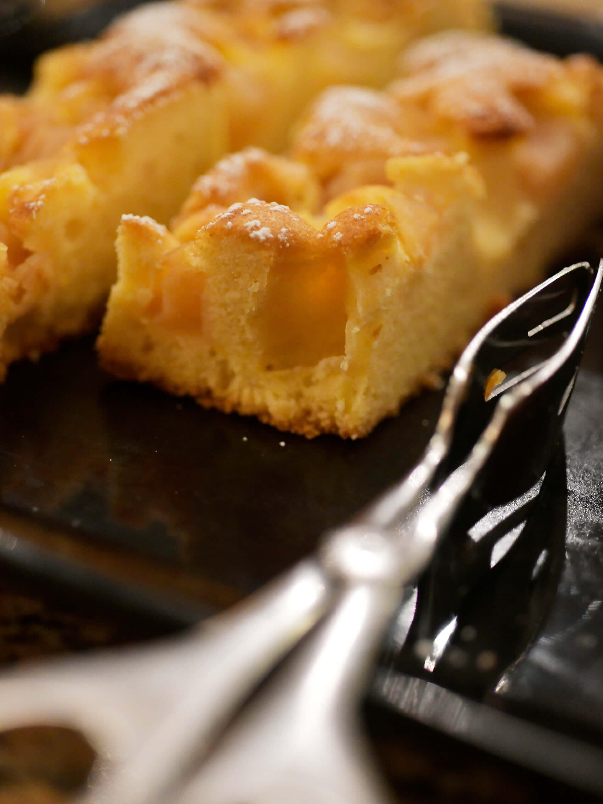 Marillenkuchen mit Kuchengabel am Buffet