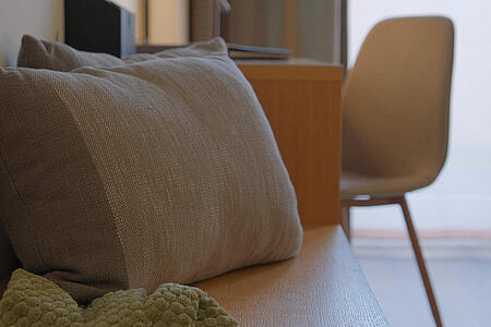 Sitzbereich mit Schreibtisch und Stuhl im Doppelzimmer nahe der Terrasse