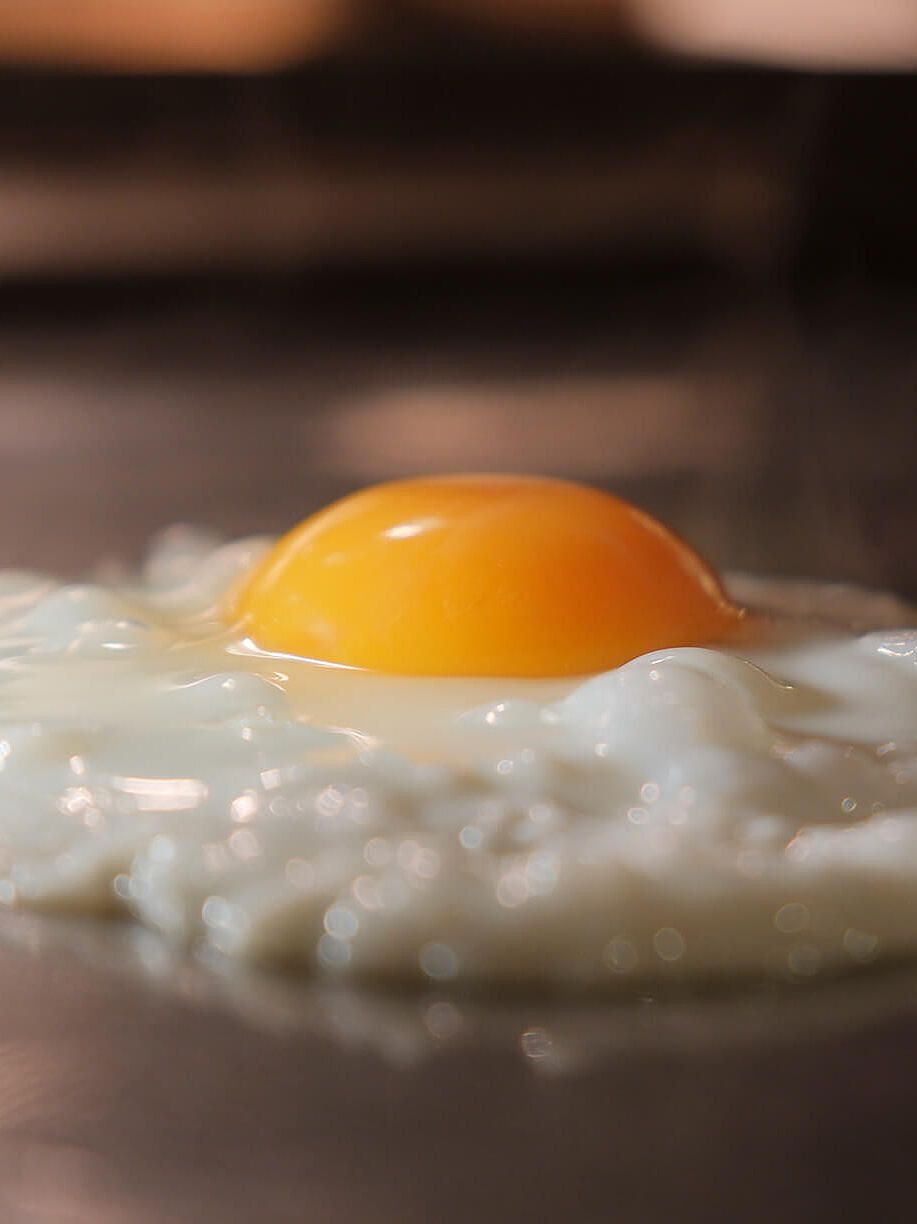 Spiegelei frisch am Buffet zubereitet.