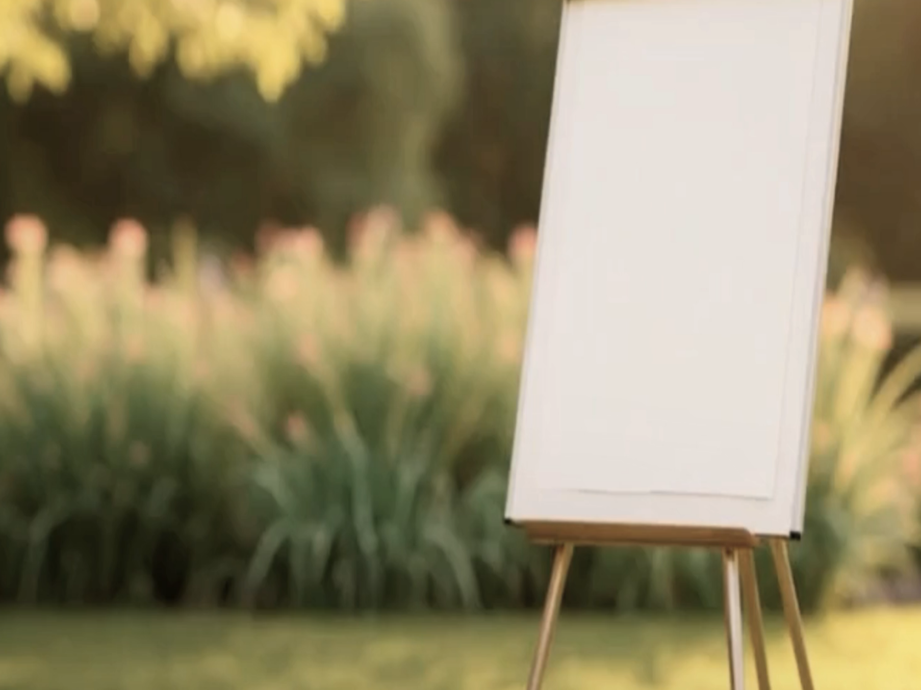 Flipchart positioniert im Garten - im Hintergrund befinden sich viele Schilfpflanzen