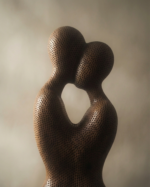 Skulptur eines abstrakten menschlichen Paares aus Holz, geschaffen vom Bildhauer Daniel Bucur.