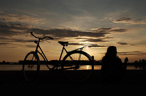 Fahrräder beim Sonnenuntergang