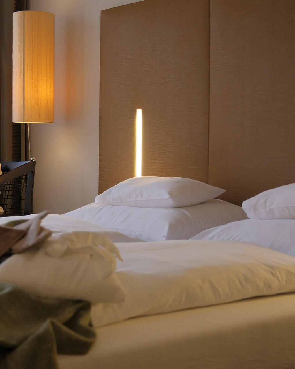 Doppelzimmer mit großem Bett, warmem Licht und Blick zur Gartenterrasse