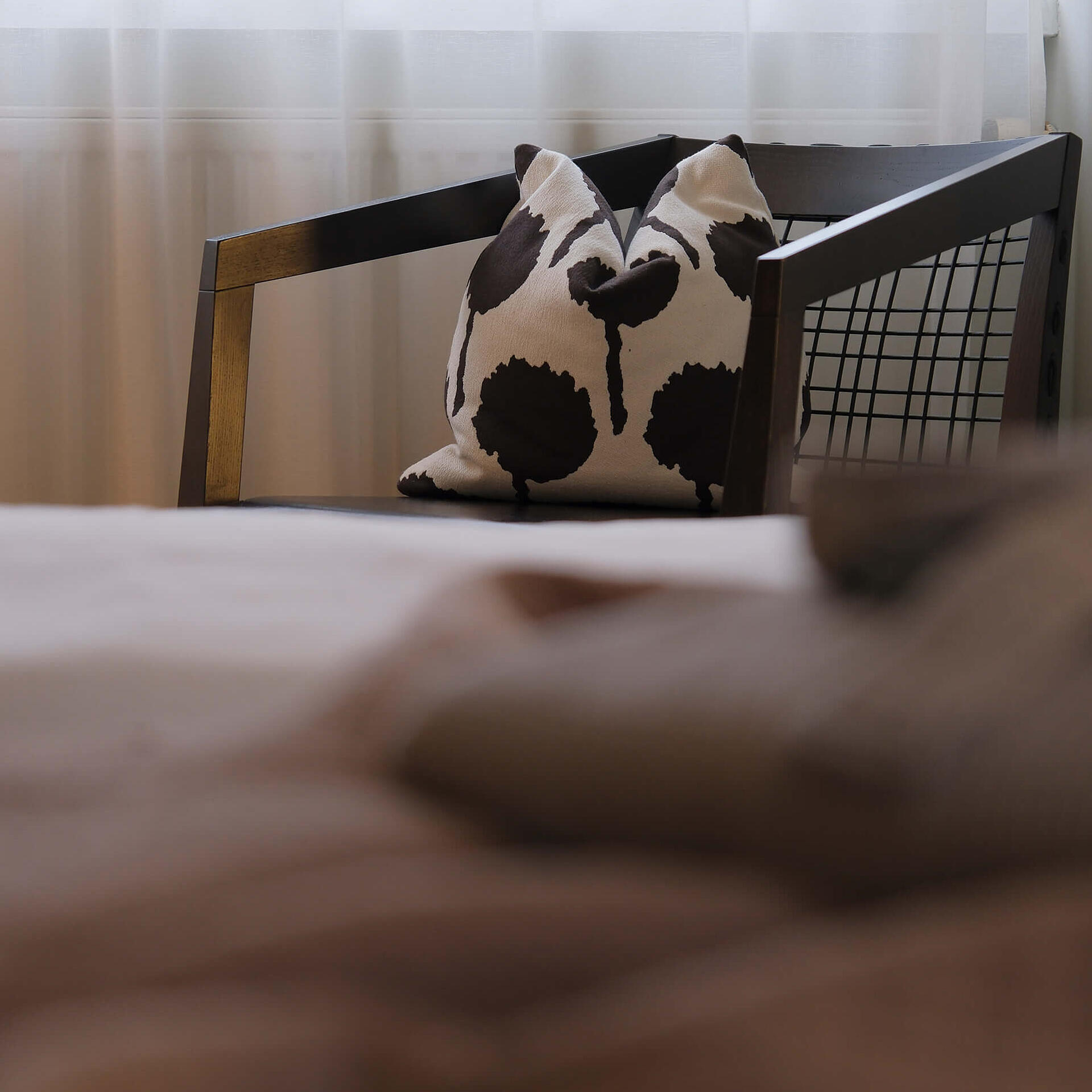 Detailansicht eines Kissens mit Muster auf dem Bett im hellen Zimmer