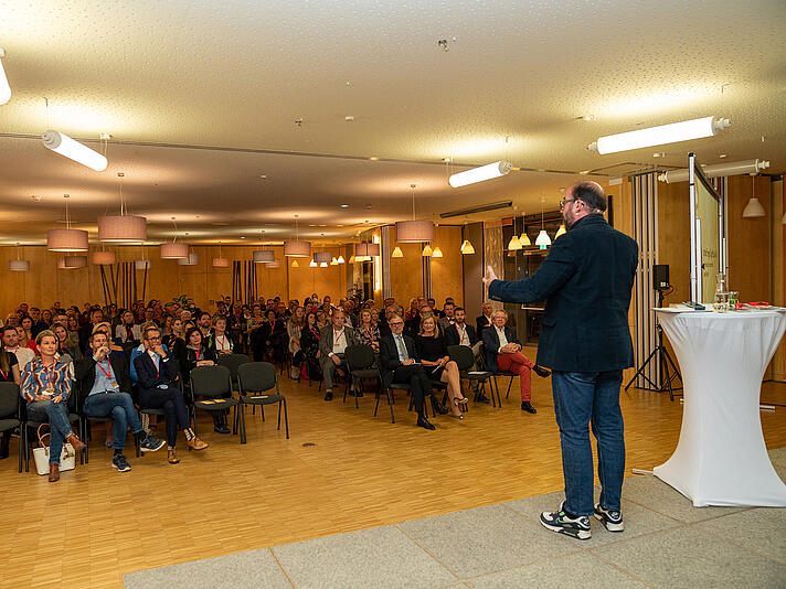 Auszeichnung Goldenes Flipchart - Mann spricht vor Publikum