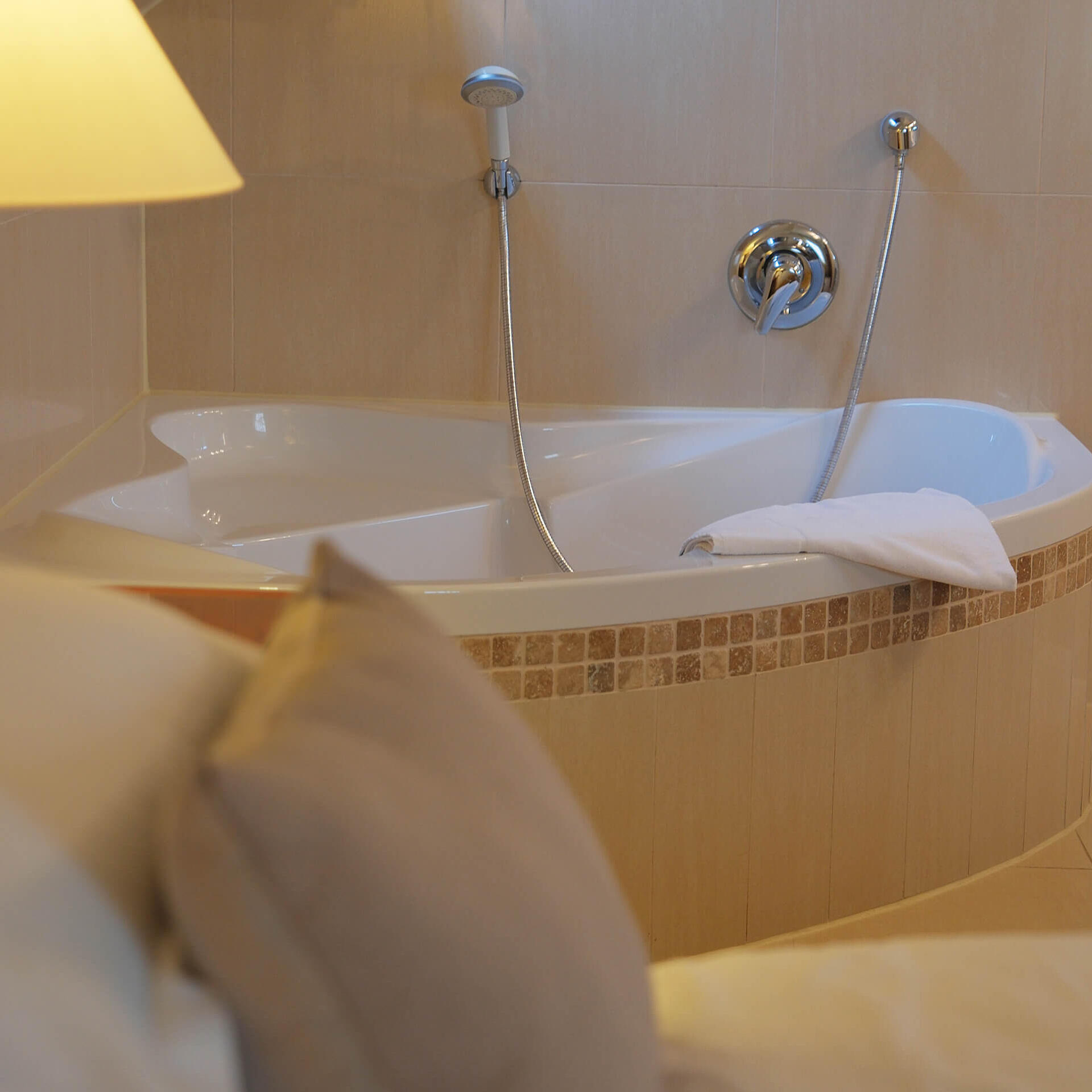 Badewanne unter Dachschräge im offenen Badezimmerbereich