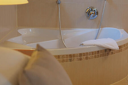 Badewanne unter Dachschräge im offenen Badezimmerbereich