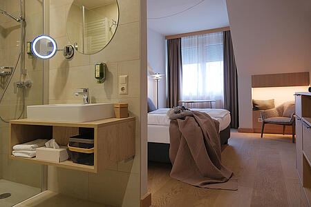 Blick vom Badezimmer in den Schlafbereich mit modernem Interieur