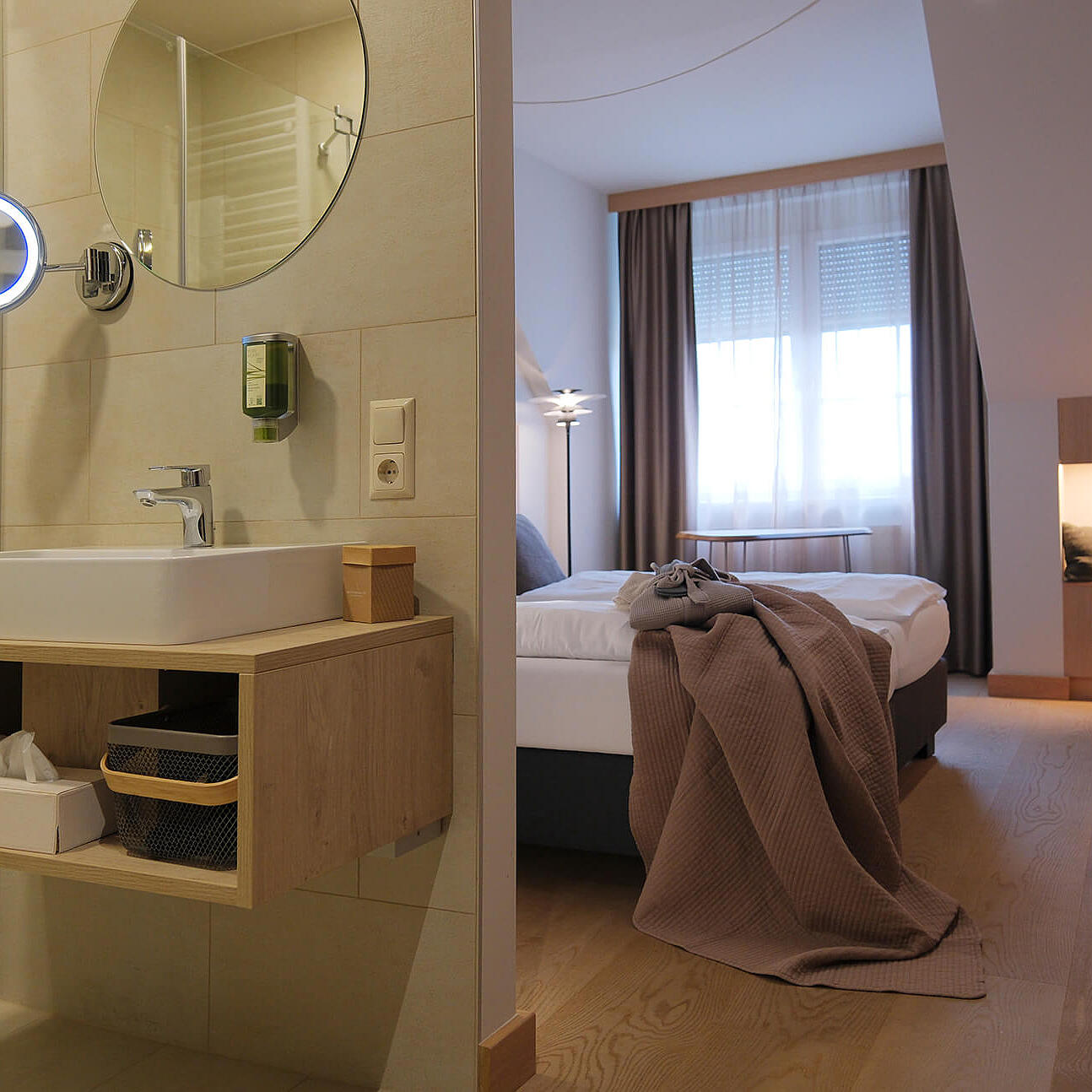 Blick vom Badezimmer in den Schlafbereich mit modernem Interieur